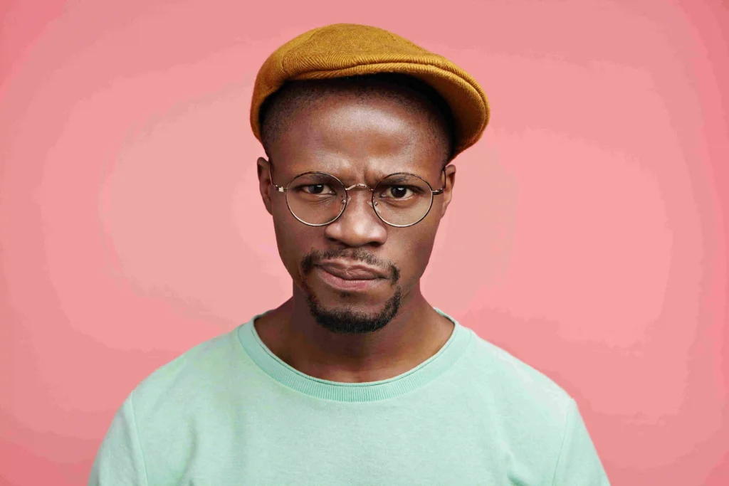 Kaego - Image of a man with a brown cap on a pink background
